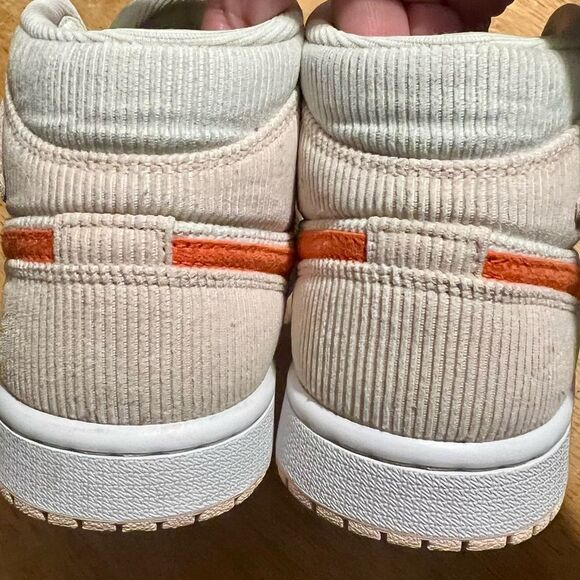 Women's Jordan 1 Mid SE "Corduroy" Sail/Orange-Orange Quartz - Picture 5 of 13